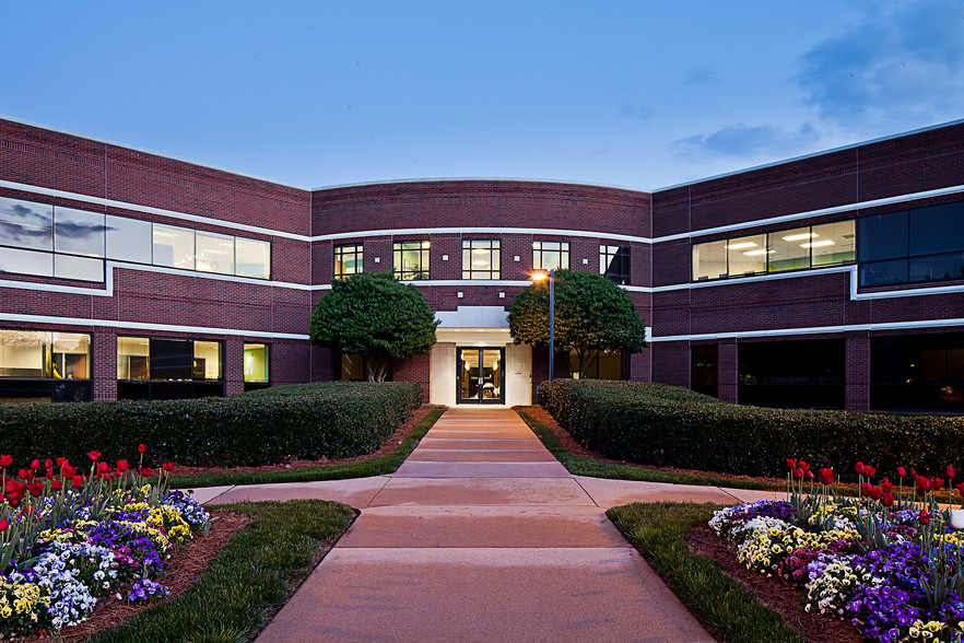 5625 Dillard Dr, Cary, NC for lease - Building Photo - Image 1 of 4