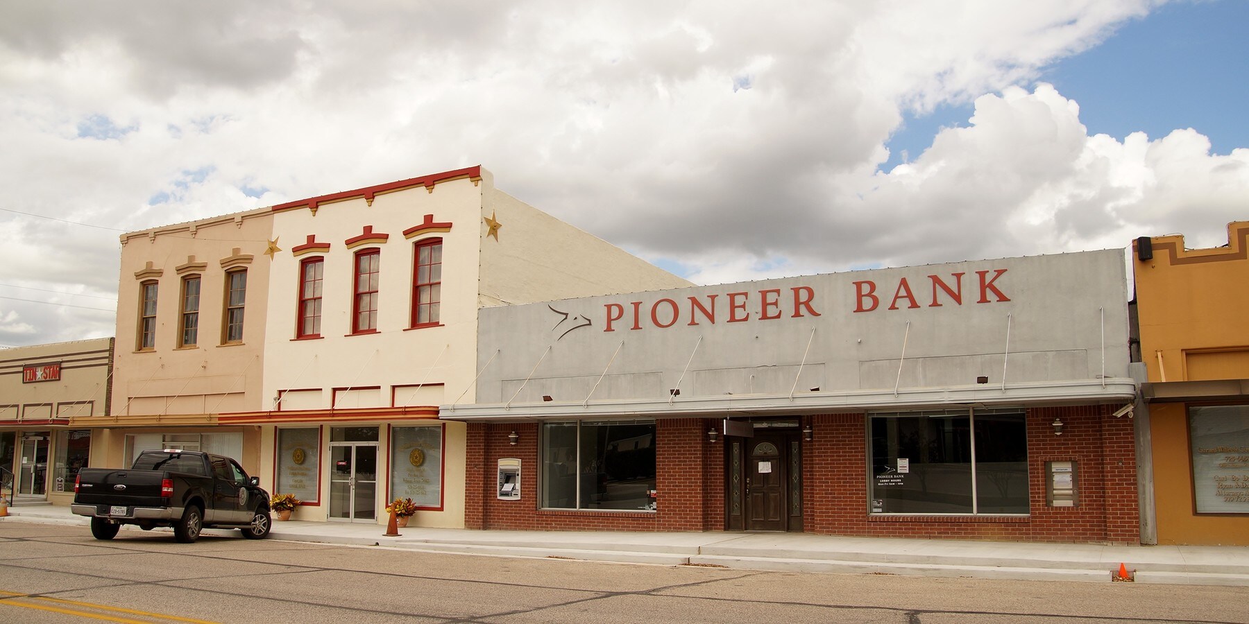 107 E Main St, Weimar, TX 78962