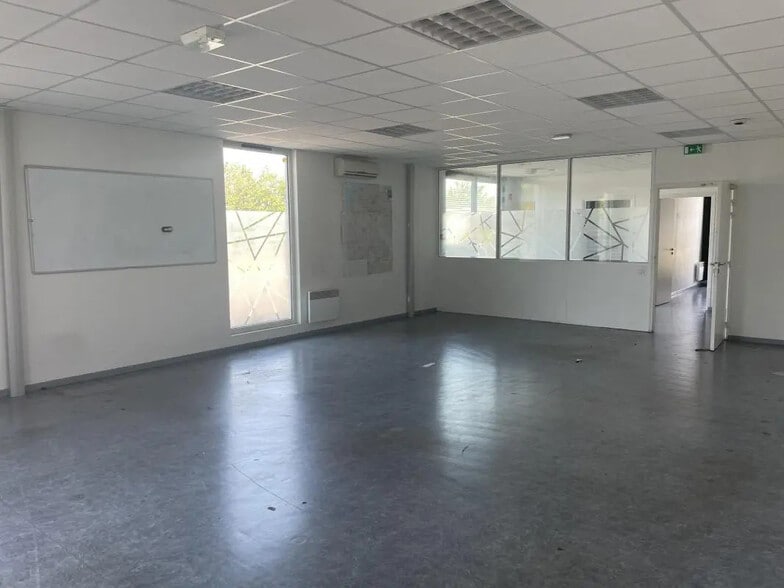 Office in Cambrai for lease - Interior Photo - Image 3 of 4