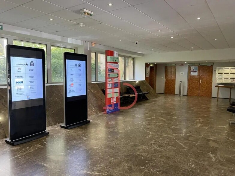 Office in Bordeaux for lease - Lobby - Image 2 of 5