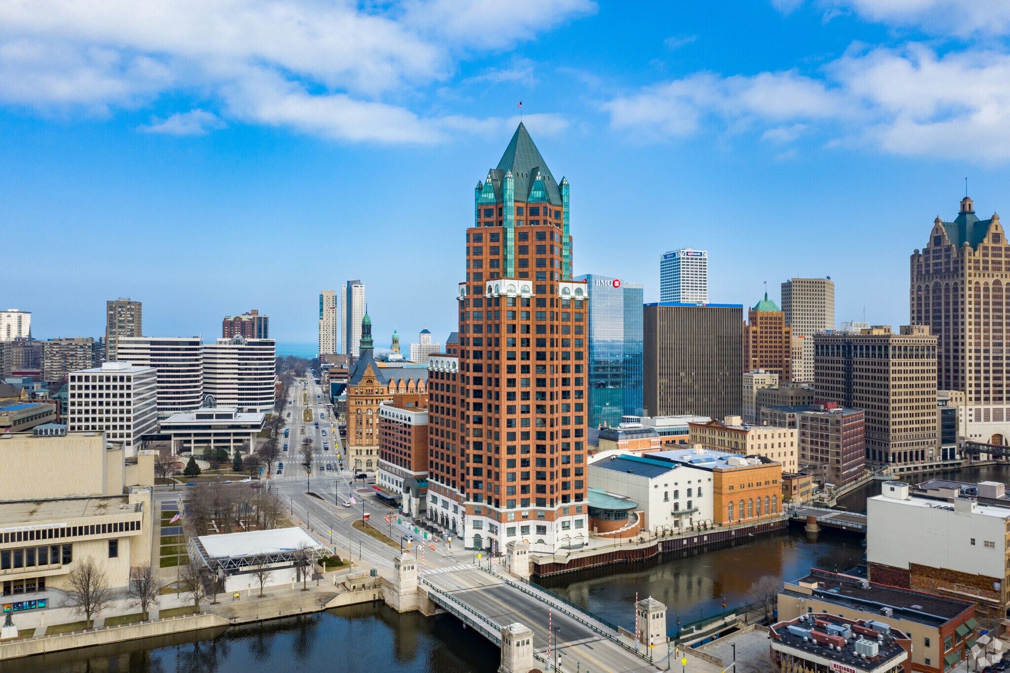 111 E Kilbourn Ave, Milwaukee, WI 53202 Associated Bank River Center