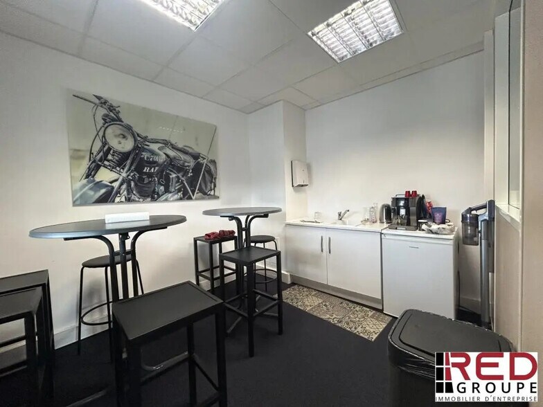 Office in Le Tholonet for lease - Building Photo - Image 3 of 6