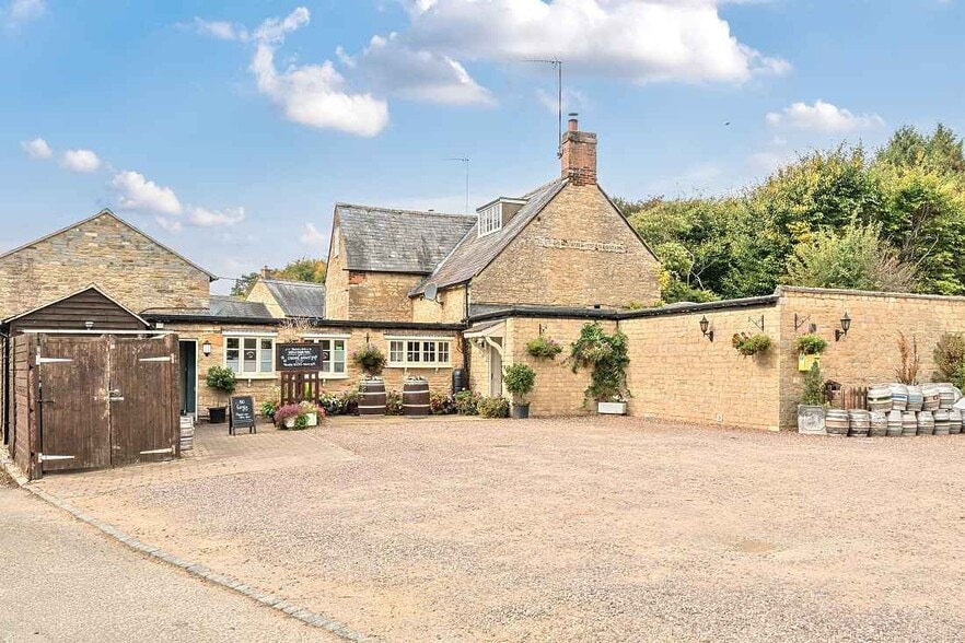 2 Sparrow Corner, Brackley for sale - Building Photo - Image 1 of 8