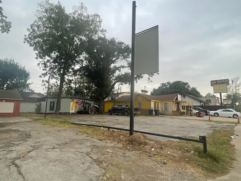 2615- 2619 North Fwy portfolio of 3 properties for sale on LoopNet.com - Building Photo - Image 2 of 7