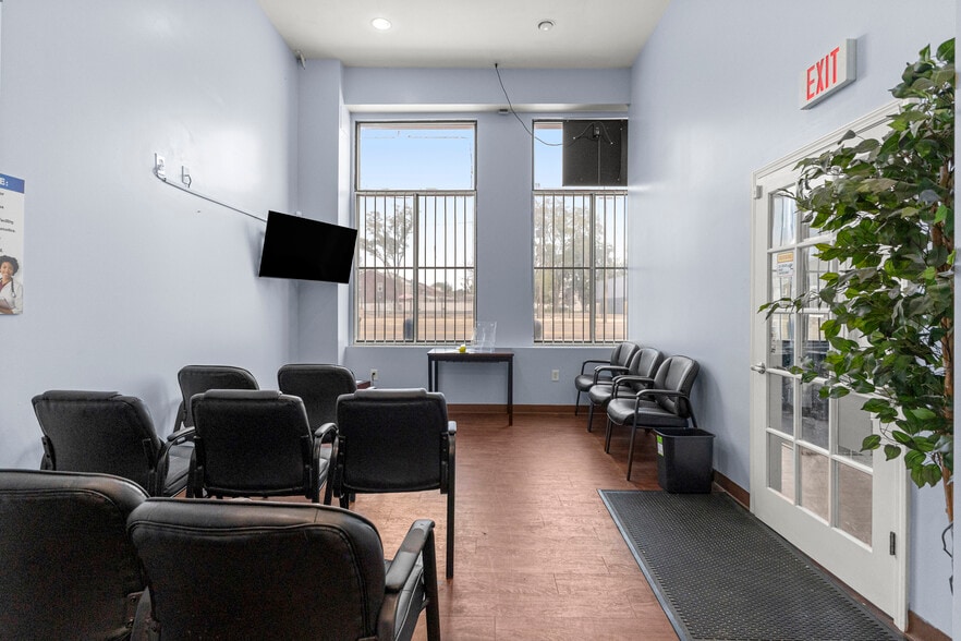 13403 W 7 Mile Rd, Detroit, MI for lease - Building Photo - Image 3 of 42