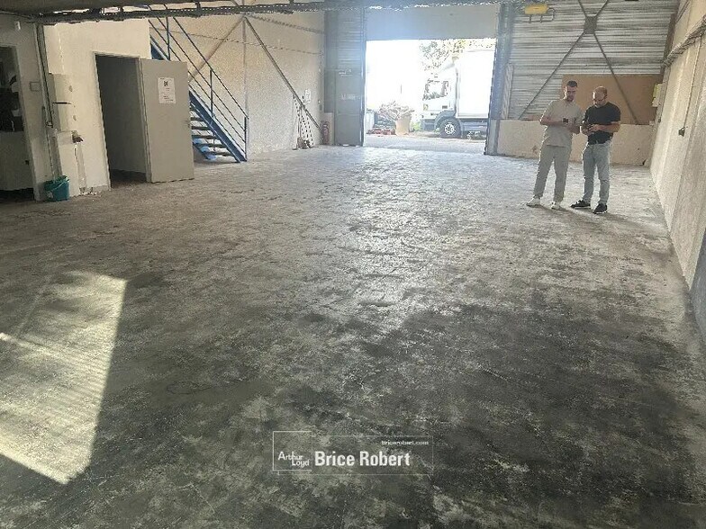 Flex in Brignais for lease - Interior Photo - Image 2 of 6