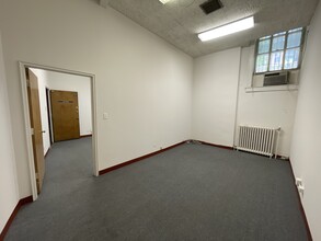 828 Davis St, Evanston, IL for lease Interior Photo- Image 2 of 2