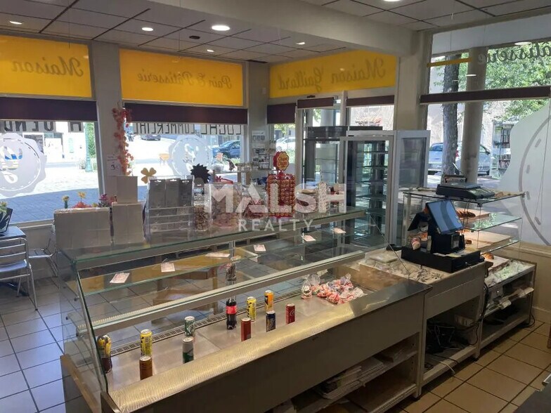 Retail in Villette-de-Vienne for lease - Interior Photo - Image 3 of 3