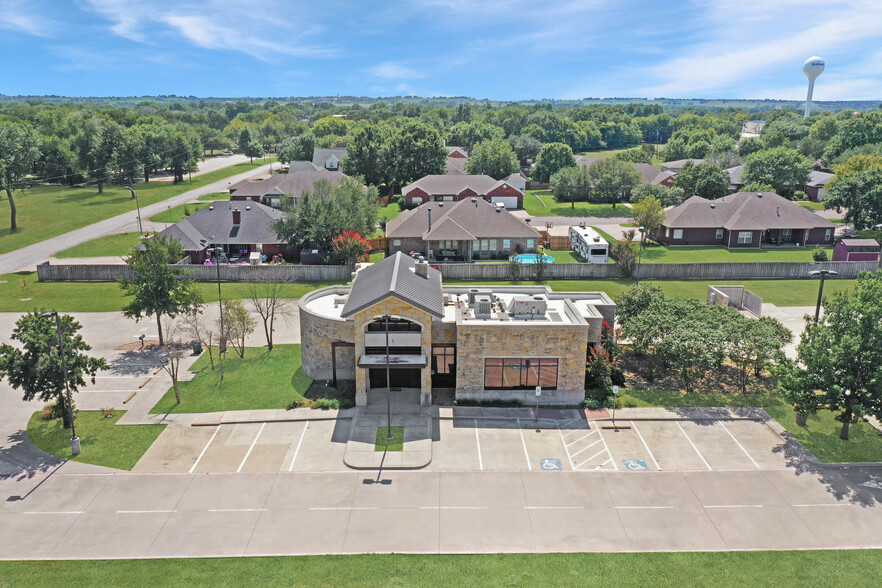 1001 Pecan St, Lindsay, TX for sale - Building Photo - Image 1 of 1