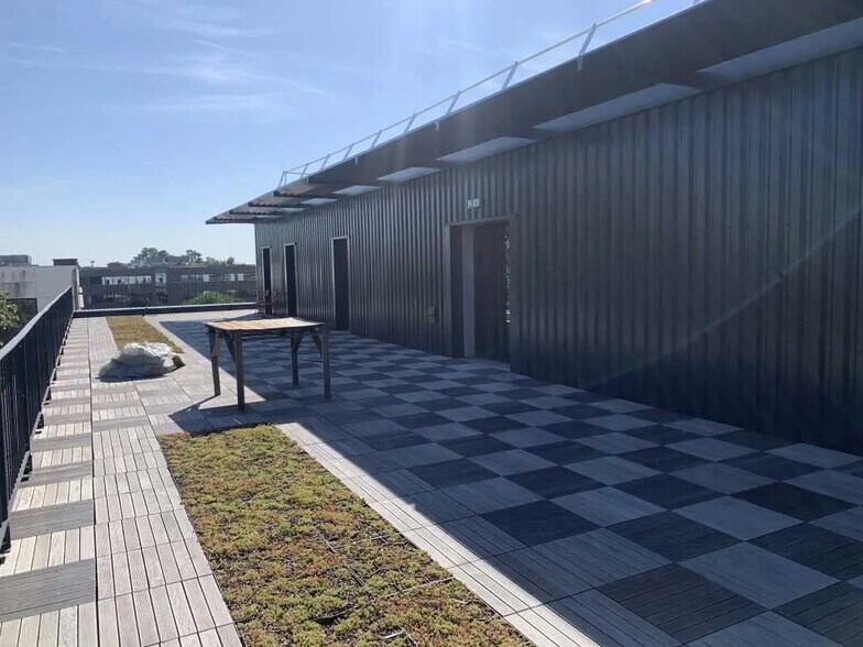 Office in Pessac for lease - Building Photo - Image 2 of 17