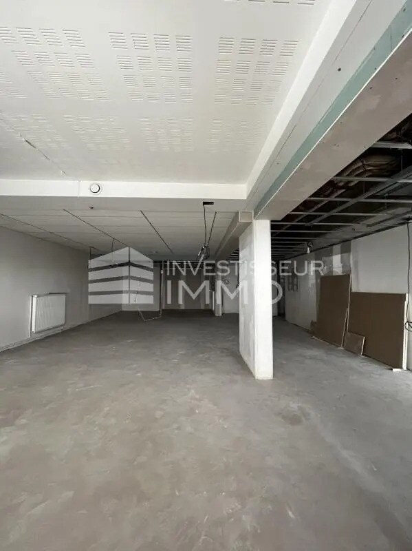 Retail in Vincennes for sale Interior Photo- Image 1 of 6