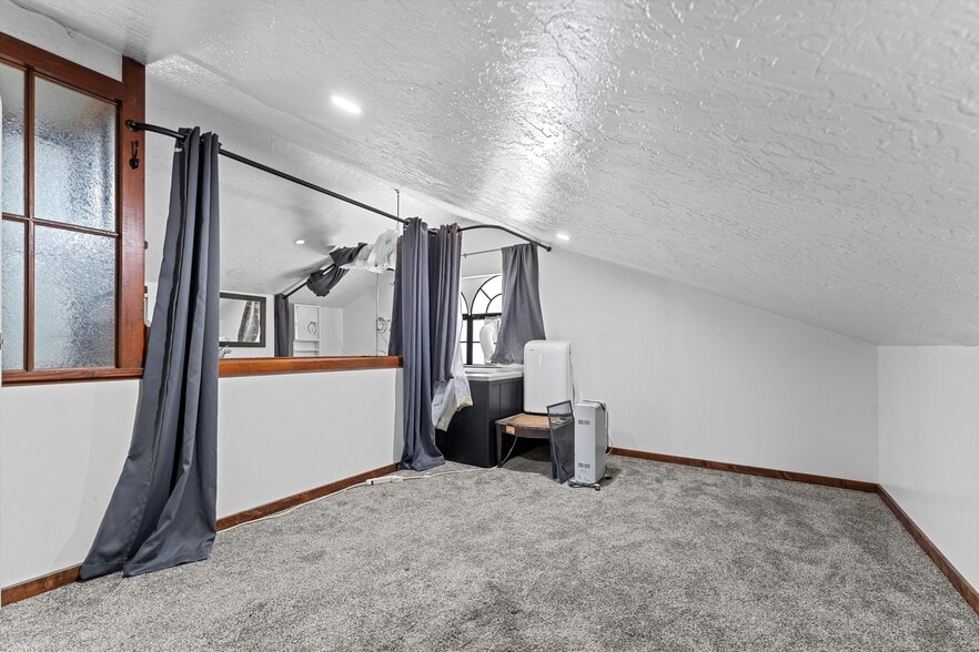 17539 Elizabeth Lake Rd, Lake Hughes, CA for sale - Interior Photo - Image 3 of 36