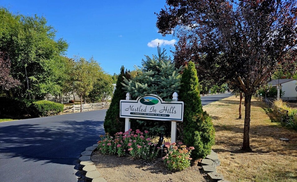 6901 Old Stage Rd, Central Point, OR for sale - Primary Photo - Image 1 of 13