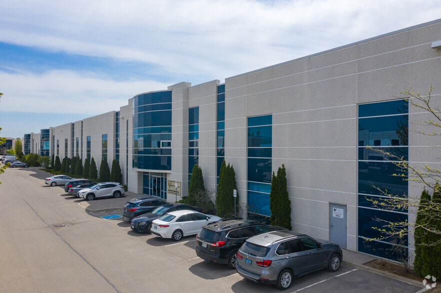 159 Don Hillock Dr, Aurora, ON for lease - Primary Photo - Image 1 of 12