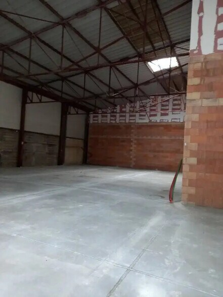 Flex in Besançon for lease - Interior Photo - Image 3 of 5