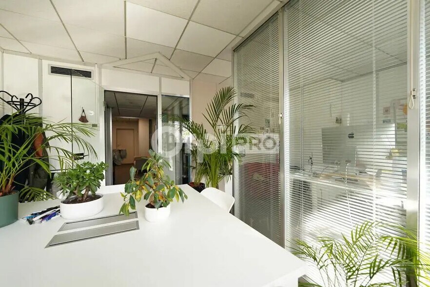 Office in Lyon for lease - Interior Photo - Image 3 of 24