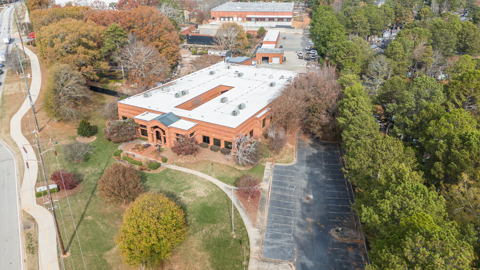 5830 E Ponce de Leon Ave, Stone Mountain, GA for lease - Building Photo - Image 1 of 6