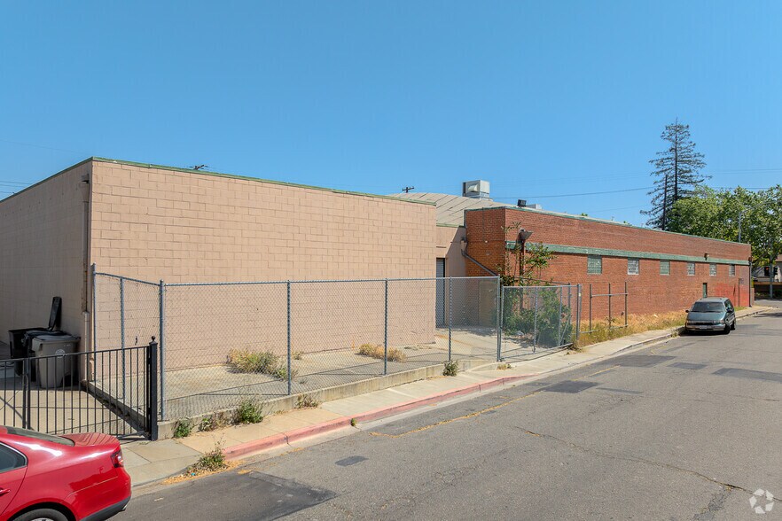 3258 Stockton Blvd, Sacramento, CA for lease - Building Photo - Image 3 of 11