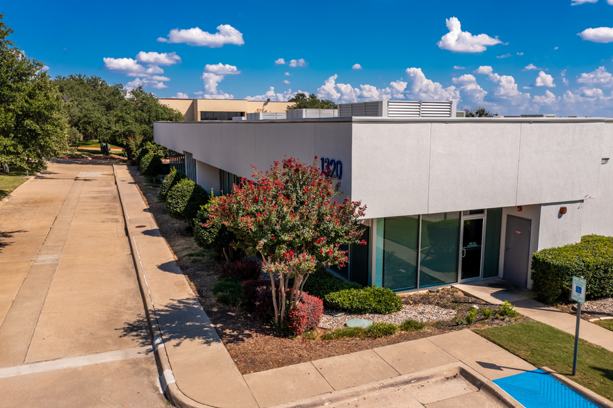 1320 W Walnut Hill Ln, Irving, TX for lease - Building Photo - Image 1 of 42