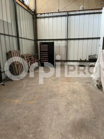 Flex in Senlis for lease - Building Photo - Image 2 of 4