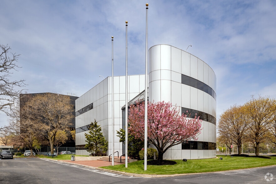 18-10 Whitestone Expy, Whitestone, NY for sale - Primary Photo - Image 1 of 1