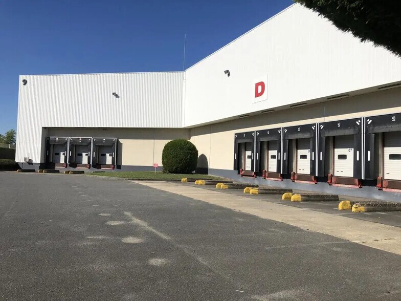 Industrial in Ormes for lease - Building Photo - Image 1 of 7