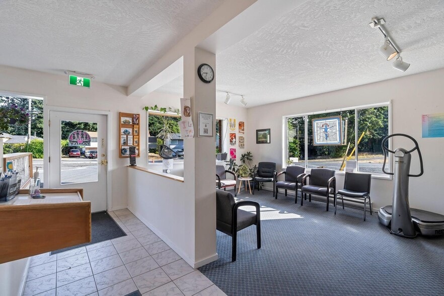 385 Lagoon Rd, Colwood, BC for sale - Interior Photo - Image 3 of 9