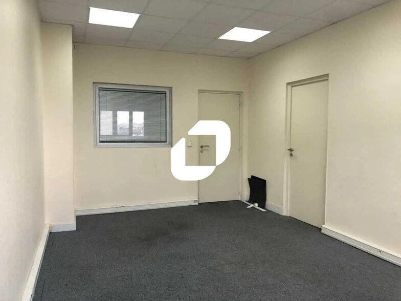 Office in Le Plessis-Bouchard for lease - Interior Photo - Image 1 of 10
