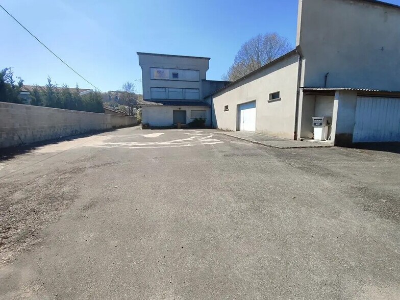 Flex in Bourgoin-Jallieu for sale - Building Photo - Image 1 of 9