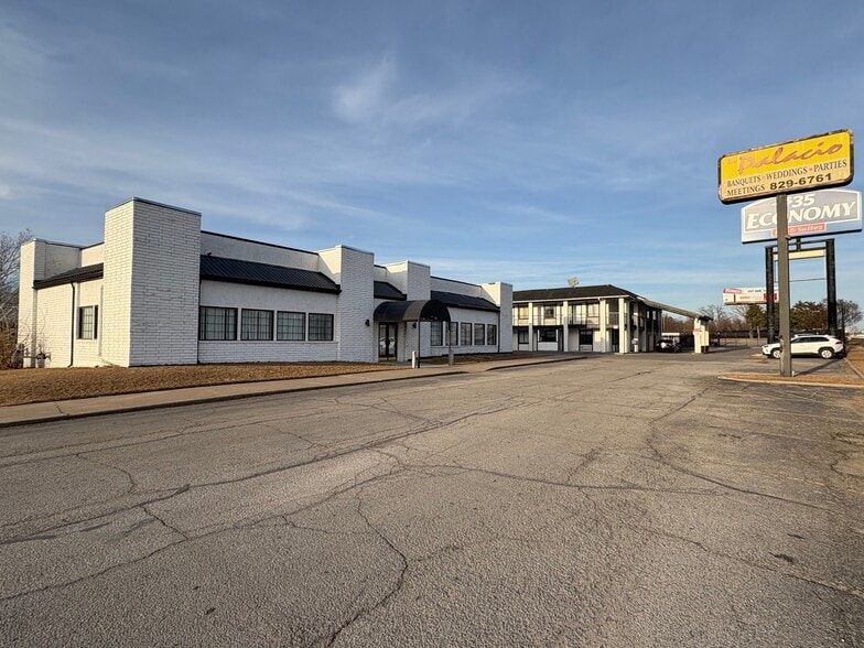 11521 E Skelly Dr, Tulsa, OK for lease - Building Photo - Image 3 of 9