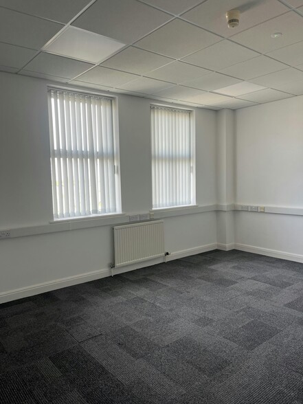 Hornbeam Sq N, Harrogate for lease - Interior Photo - Image 3 of 10