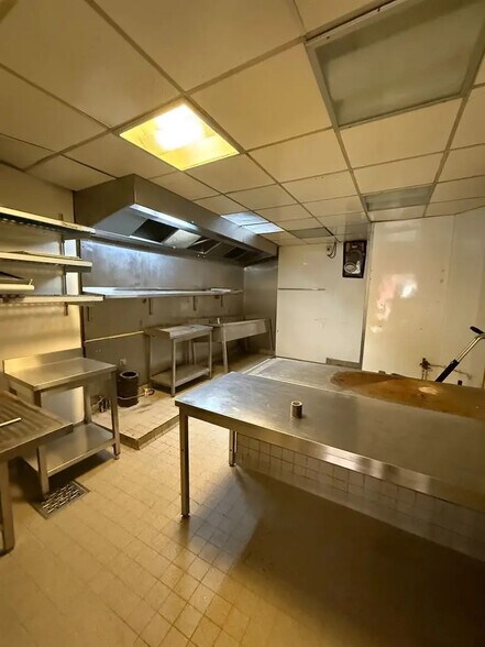 Retail in Paris for lease - Interior Photo - Image 3 of 6