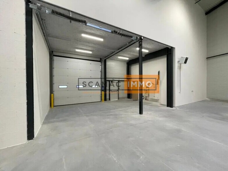 Industrial in Osny for lease - Interior Photo - Image 2 of 6