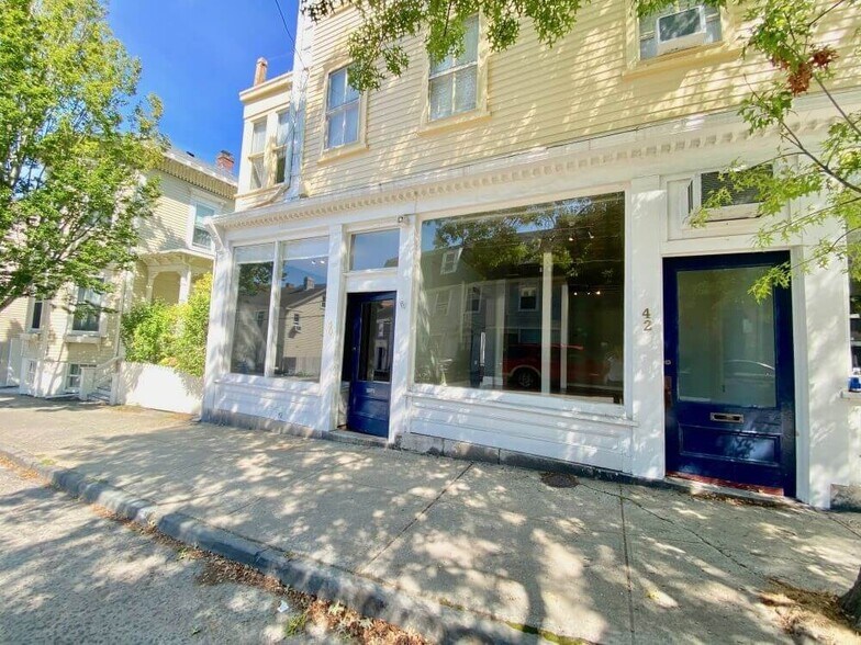 4042 Franklin St, Newport, RI 02840