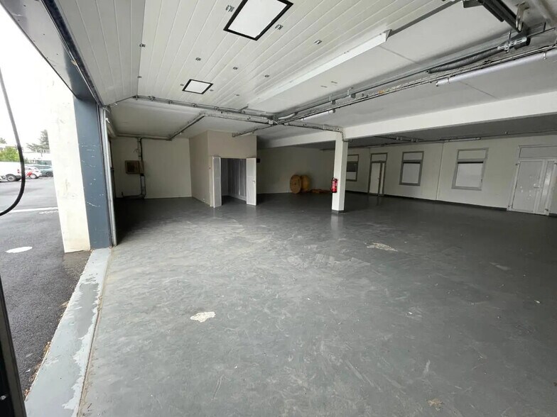 Flex in Herblay-sur-Seine for lease - Interior Photo - Image 2 of 10