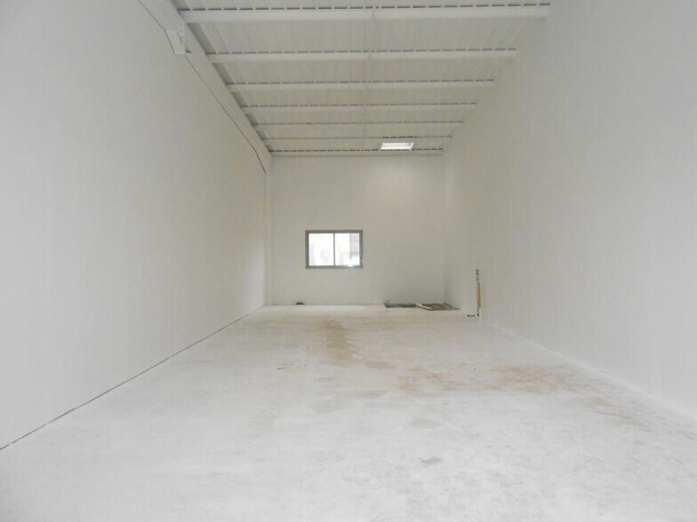 Retail in Poitiers for lease - Interior Photo - Image 3 of 4