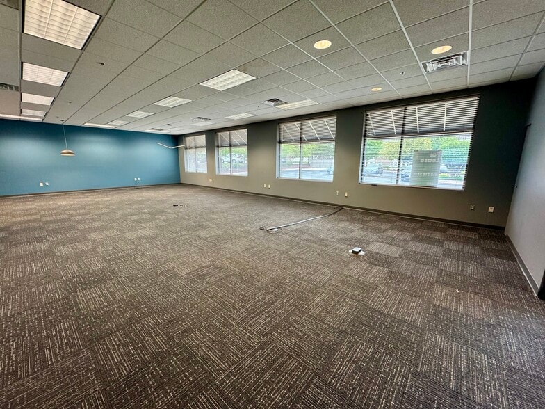 801 N Perryville Rd, Rockford, IL for lease - Interior Photo - Image 2 of 9