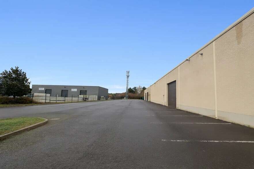 Rue Marie Louise Burgert Neuv, Reims for lease - Building Photo - Image 2 of 12