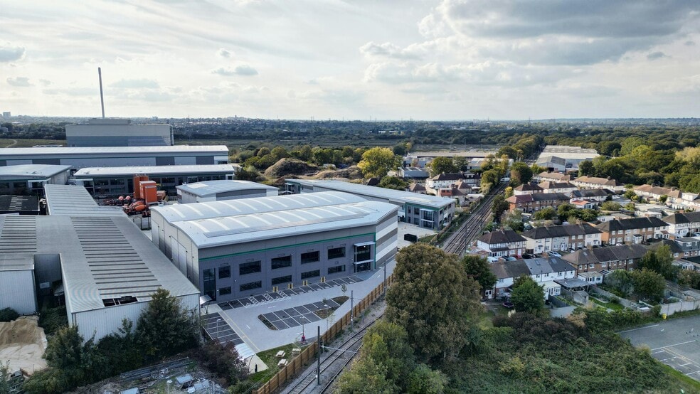 156 Beddington Ln, Croydon for lease - Building Photo - Image 2 of 89