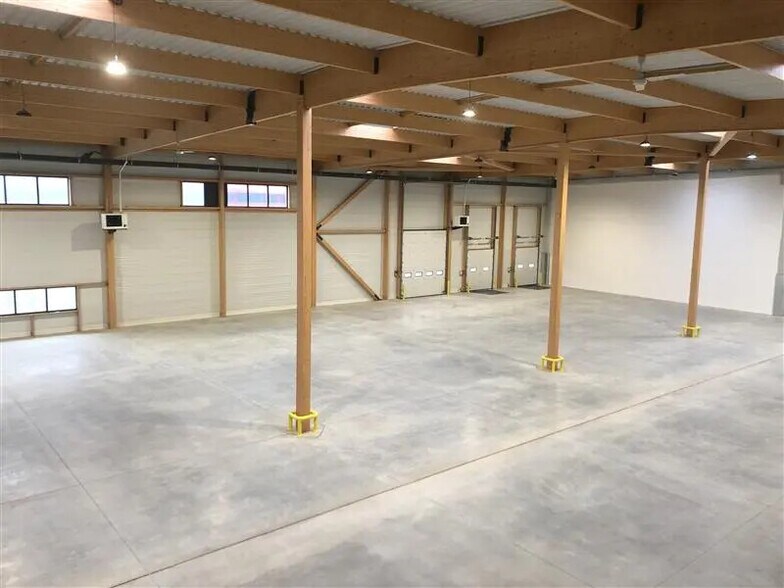 Industrial in Louvres for lease - Interior Photo - Image 2 of 12