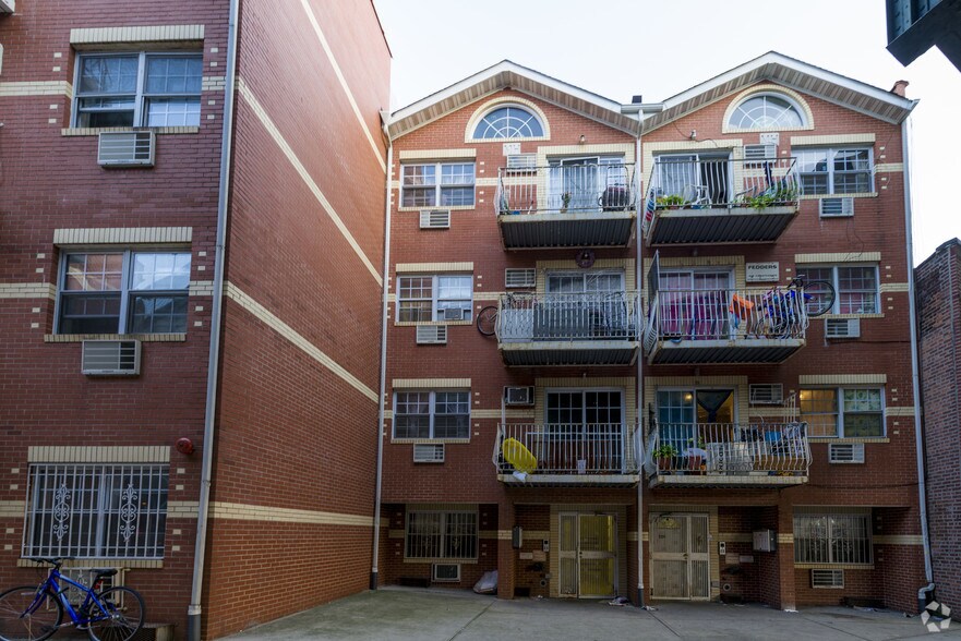 52-06 Roosevelt Ave, Flushing, NY for sale - Primary Photo - Image 1 of 1