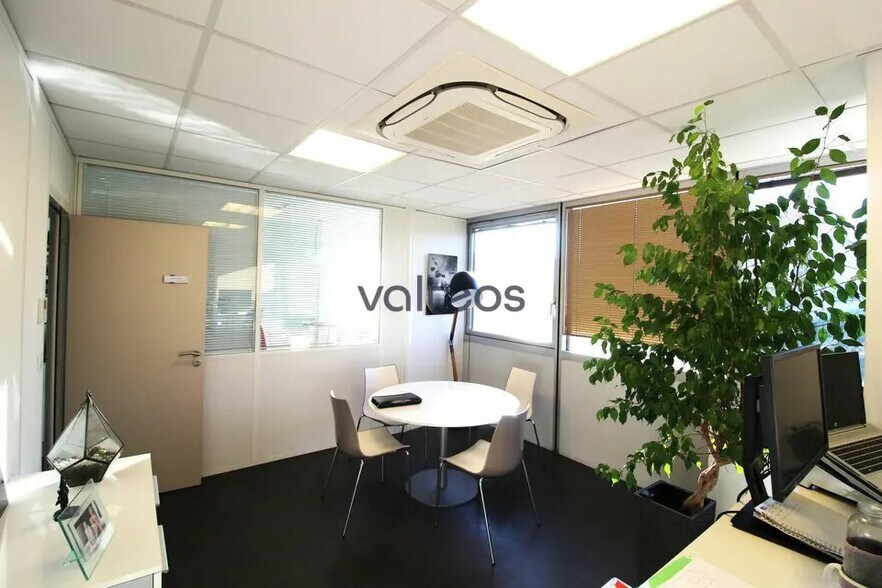 1149 La Pyreneenne, Labège for lease - Interior Photo - Image 3 of 7