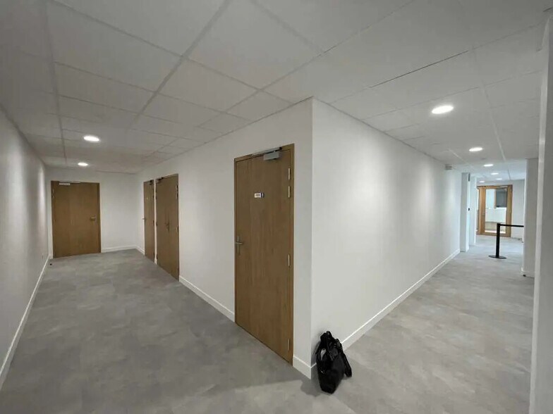 Office in Rouen for lease - Interior Photo - Image 3 of 12