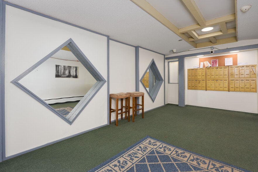 254 3rd St W, North Vancouver, BC for sale - Building Photo - Image 3 of 13