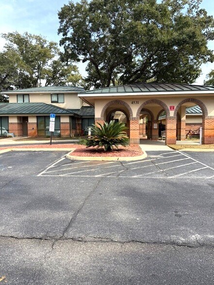 4531 N Davis Hwy, Pensacola, FL for lease - Primary Photo - Image 1 of 20