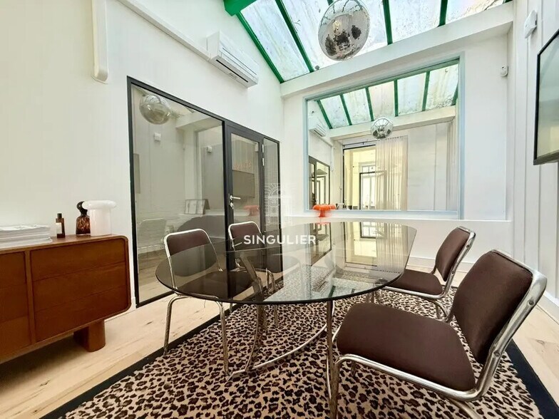 122 Rue Jacquemars Gielée, Lille for sale - Interior Photo - Image 2 of 10