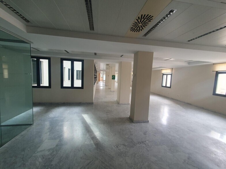 Office in SEVILLA for lease - Building Photo - Image 2 of 12