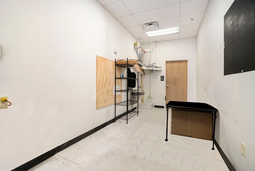 2363 Vintage Ct, Excelsior Springs, MO for lease - Interior Photo - Image 3 of 14