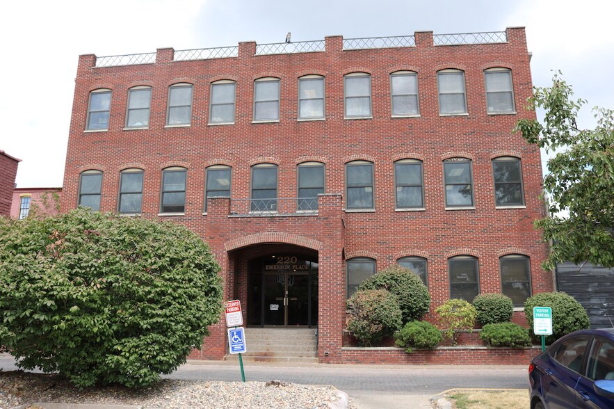 220 Emerson Pl, Davenport, IA for sale - Other - Image 1 of 1