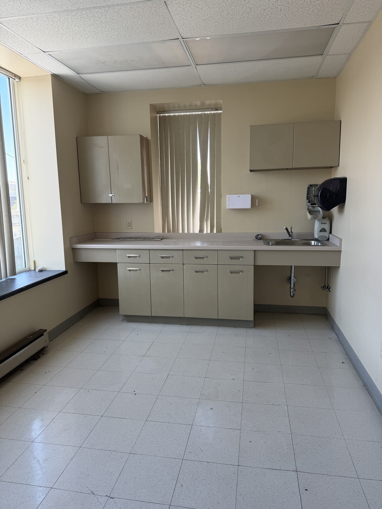610 S Broadway St, Green Bay, WI for lease Interior Photo- Image 1 of 71